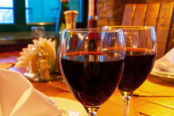 Copos de vinho na mesa do restaurante — Fotografia de Stock