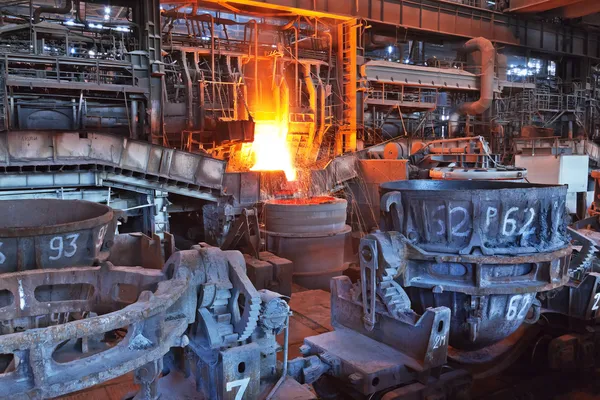 Metalurji fabrikasının açık ocak atölyesi — Stok fotoğraf