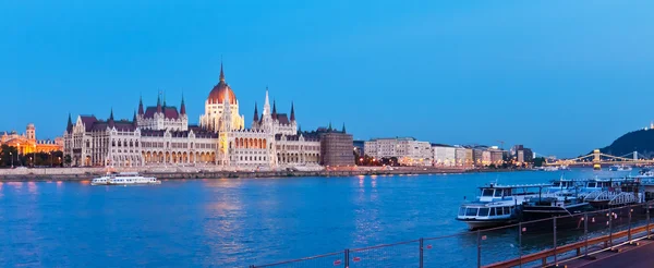 在匈牙利首都布达佩斯的晚上全景 — 图库照片