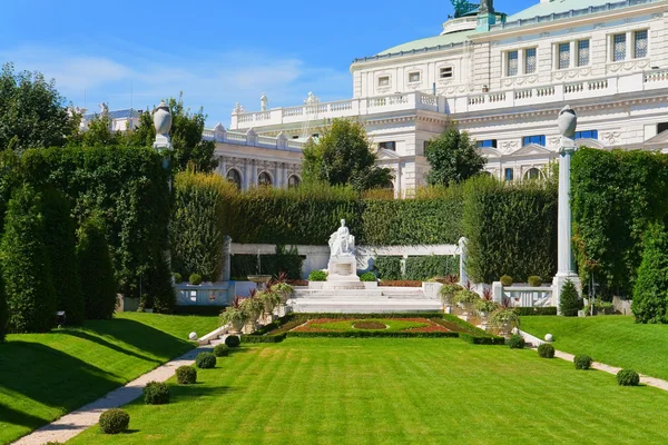 在维也纳，奥地利的伊丽莎白皇后的纪念碑 — 图库照片