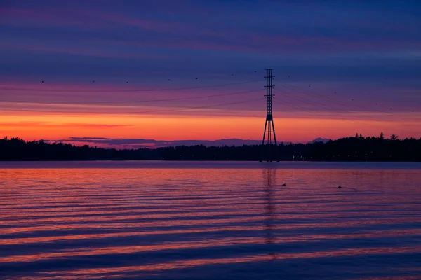 Pôr do sol junto ao lago — Fotografia de Stock