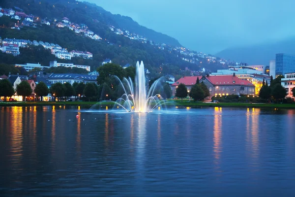 Cidade noturna de Bergen, Noruega — Fotografia de Stock