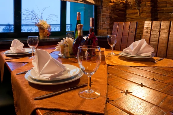 Restaurant tafel geserveerd — Stockfoto