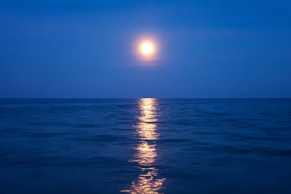 Luz de la luna y el mar — Foto de Stock