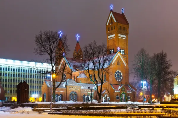 Αρχαία χριστιανική εκκλησία τη νύχτα στο Μίνσκ, Λευκορωσία — Φωτογραφία Αρχείου