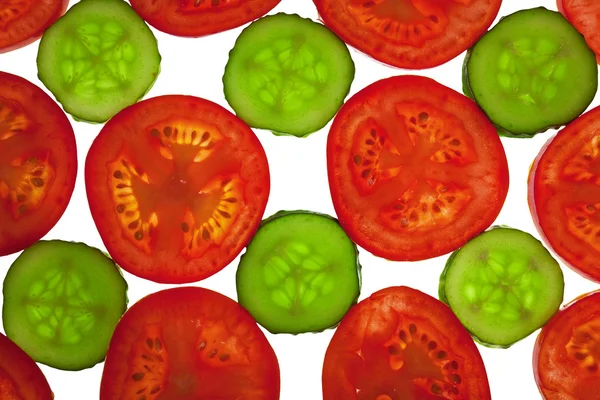 Gesneden tomaten en komkommers achtergrond — Stockfoto