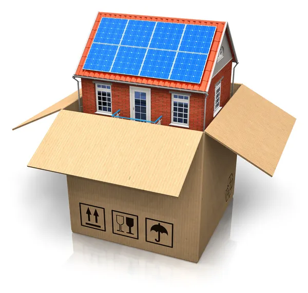Casa com baterias solares em caixa de papelão — Fotografia de Stock