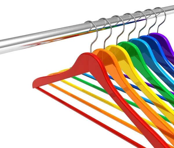 Cabides de arco-íris em trilhos de roupas — Fotografia de Stock