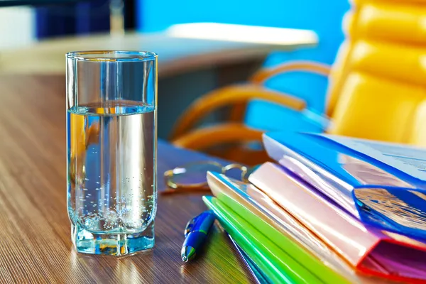 Glas Wasser im Büro — Stockfoto