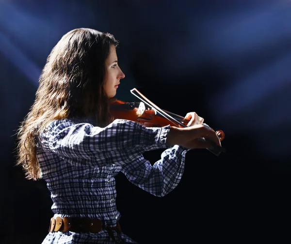 美丽的小提琴音乐家 — 图库照片