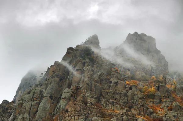 Montanhas de outono nevoeiro — Fotografia de Stock