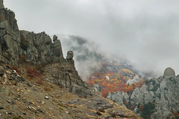 Φθινόπωρο βουνά ομίχλης — Φωτογραφία Αρχείου