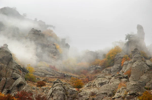 Brouillard automne montagnes — Photo
