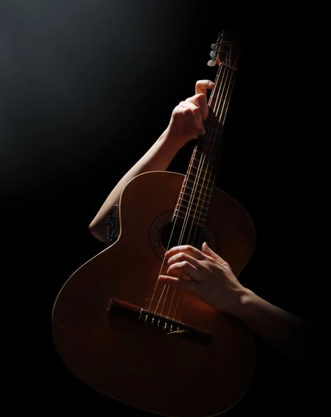 음향 기타로 연주하는 모습 — 스톡 사진