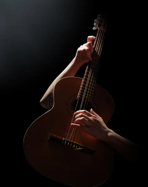 Tocando na guitarra acústica — Fotografia de Stock