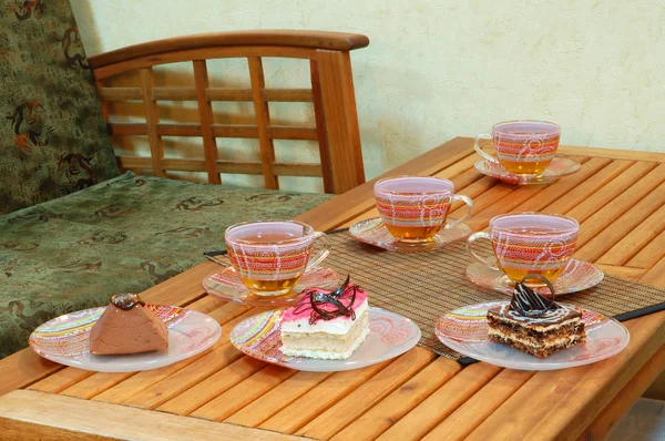 Торты и зеленый чай — стоковое фото