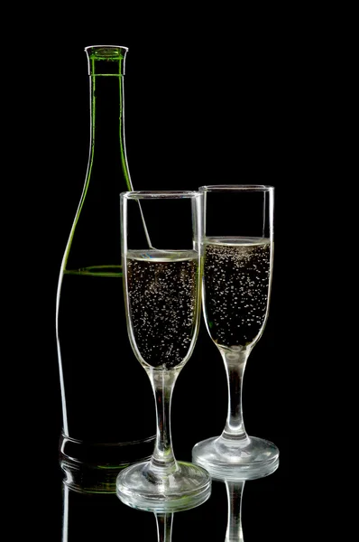 Šampaňské flétny a láhev — Stock fotografie