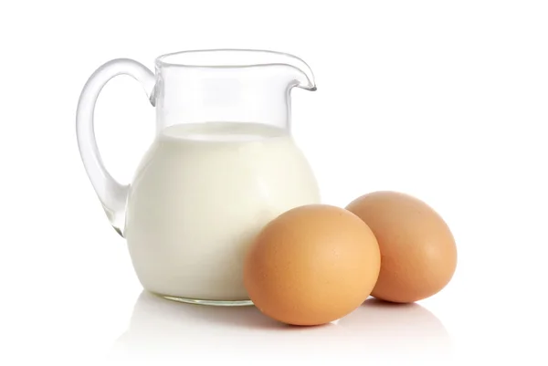 Стеклянный Кувшин Молоком Два Яйца Белом Фоне — стоковое фото