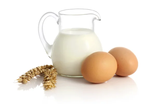 Glas Kruik Met Melk Tarwe Zaden Twee Eieren Witte Achtergrond — Stockfoto