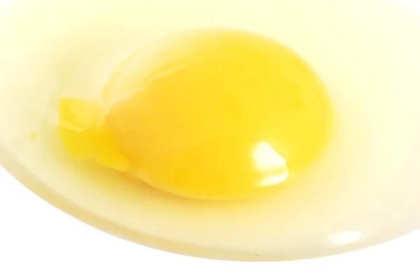 Telur Retak Dengan Kuning Telur Tumpah Latar Belakang Putih — Stok Foto