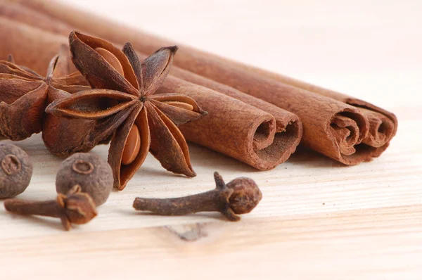 Cinnamon Sticks Anise Stars Close Wood Background — Stock Photo, Image