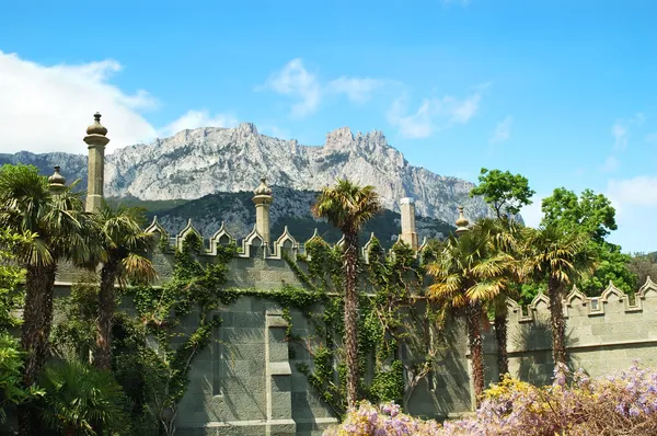 Palace and mountains — Stock Photo, Image