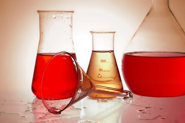 Chemical Retorts Glass Table — Stock Photo, Image