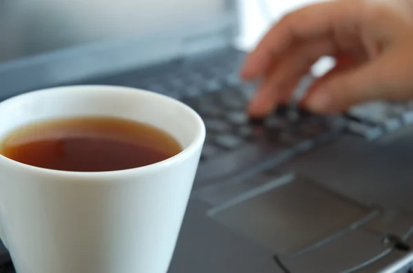 Närbild Kopp Kaffe Och Laptop — Stockfoto