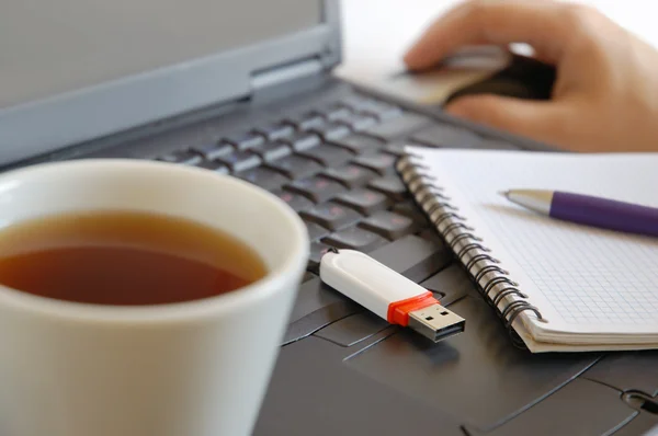 手とノート パソコンのキーボードの上にコーヒーを 杯のクローズ アップ — ストック写真