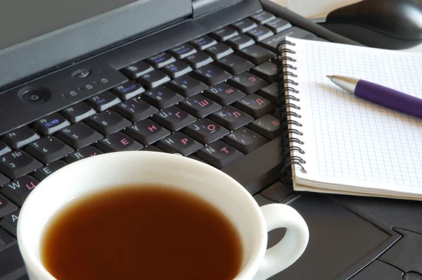Spiraal Notebook Pen Kopje Koffie Laptop Toetsenbord — Stockfoto