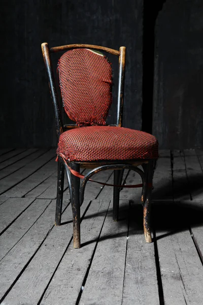 Eski Moda Sandalye Ahşap Zemin Üzerinde — Stok fotoğraf