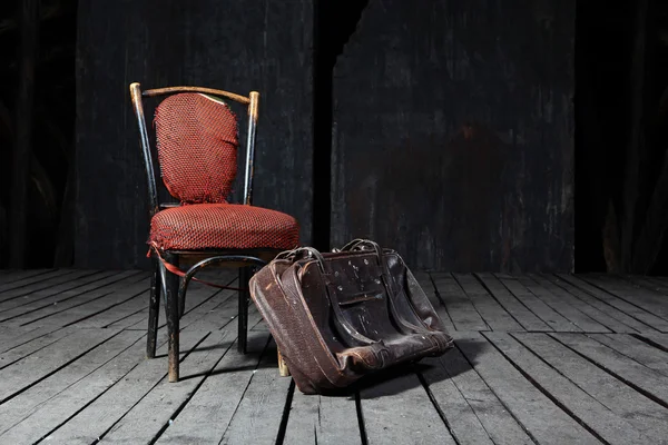 Cadeira velha e mala — Fotografia de Stock