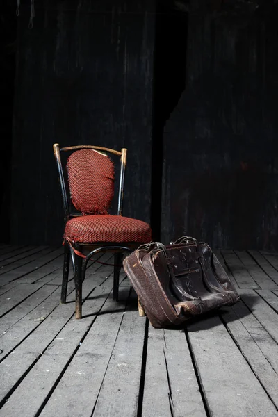 古い椅子とスーツケース — ストック写真
