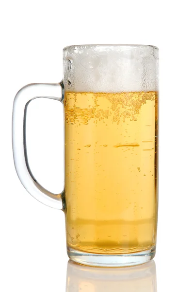 Cerveja em uma caneca de vidro tradicional — Fotografia de Stock