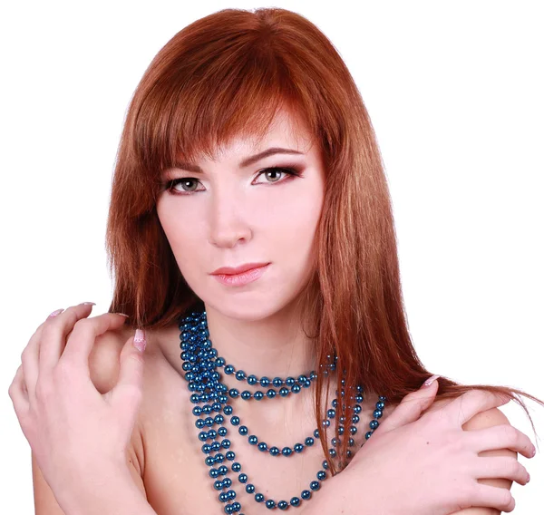 Ung kvinna med blå pärlor — Stockfoto
