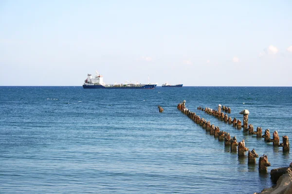 Ship and old pier — Stock Photo, Image