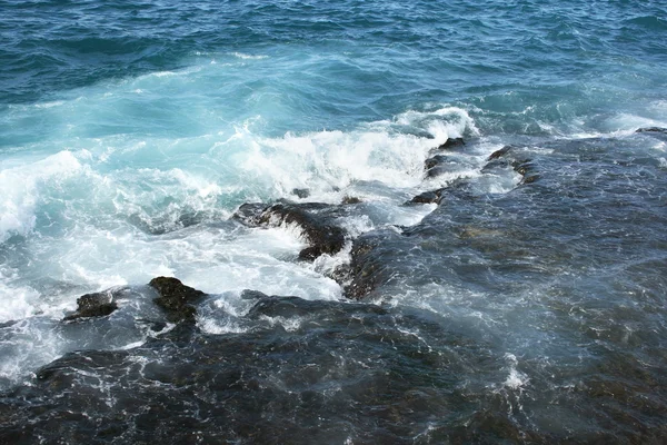 Waves and rocks — Stock Photo, Image