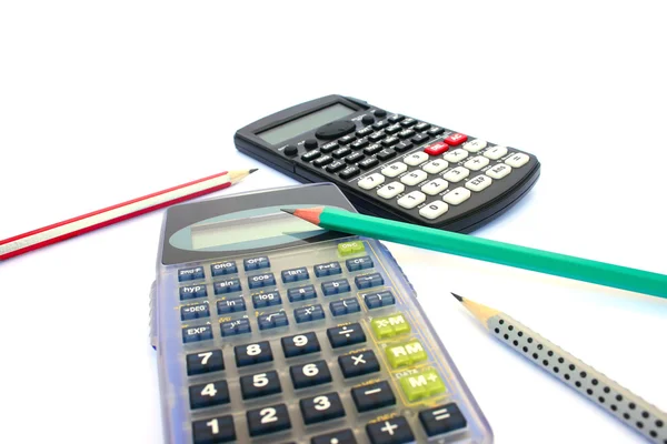 Kalkulatorer og blyanter – stockfoto
