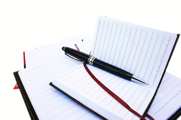 Στυλό Και Σημειωματάρια Που Απομονώνονται Λευκό Φόντο — Φωτογραφία Αρχείου