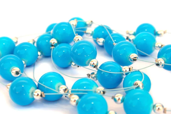 白の背景に分離された青のネックレス — ストック写真