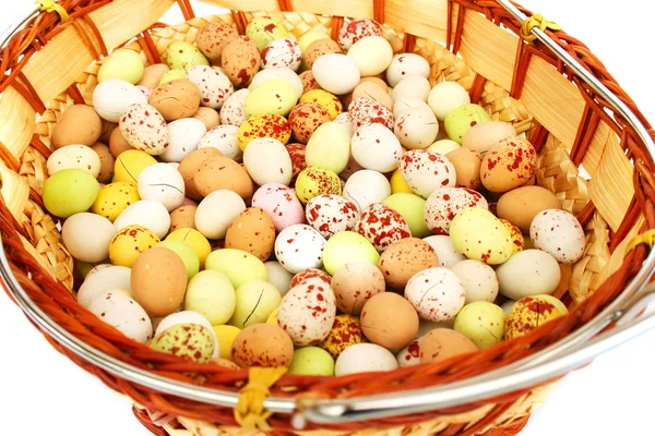 多彩糖果彩蛋在白色背景上孤立的篮子里 — 图库照片