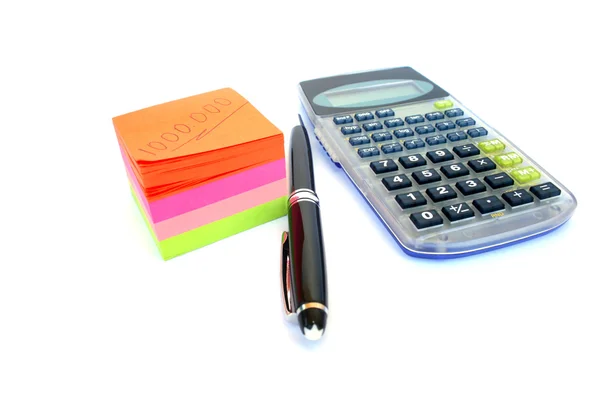 Калькулятор, ручка и бумага — стоковое фото