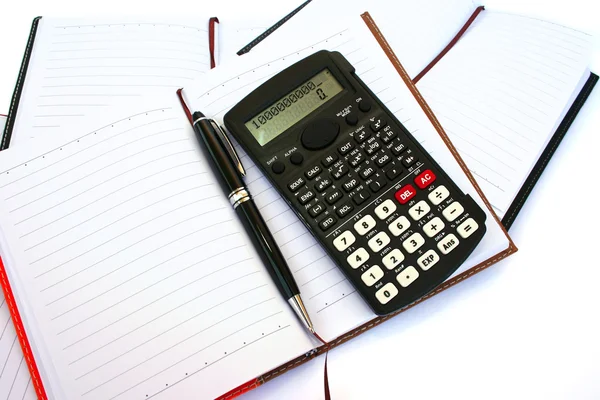 Calculatrice, stylo et cahiers — Photo