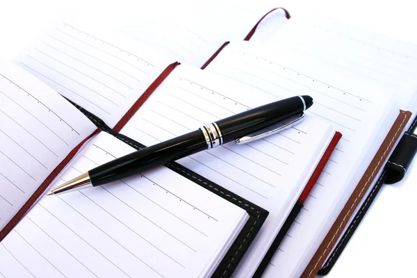 Ручка и блокноты — стоковое фото
