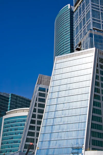 Rascacielos modernos en el centro de negocios — Foto de Stock