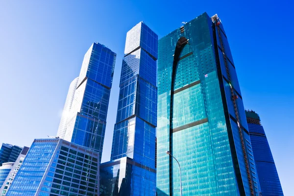 ตึกระฟ้าสมัยใหม่ใต้ท้องฟ้าสีฟ้า — ภาพถ่ายสต็อก