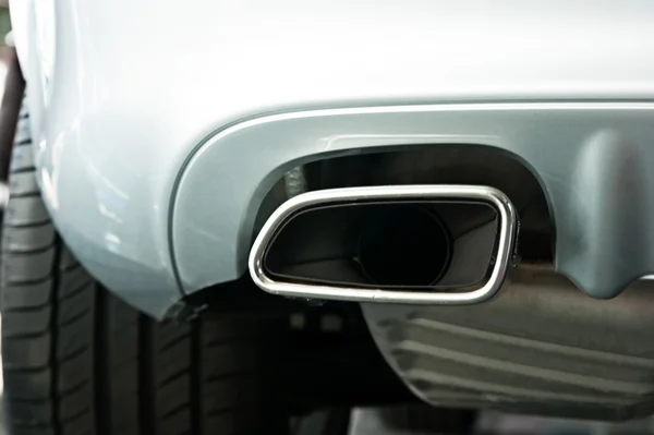 在一辆银色的车上的不锈钢排气管 — 图库照片