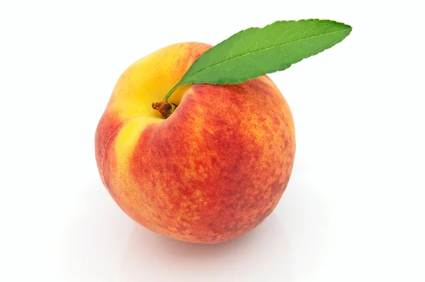 Сочный свежий персик с листьями — стоковое фото