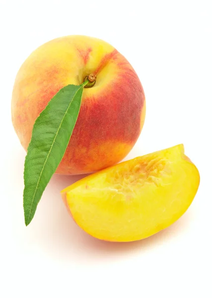 Fresh peach with slices — Stock Photo, Image