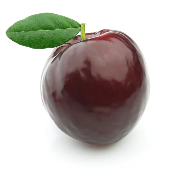 Fresh plum with leaves — Stok fotoğraf